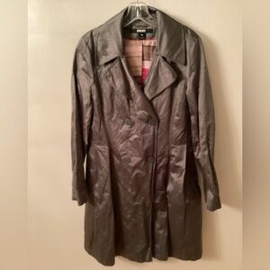DKNY SIZE MEDIUM IRIDESCENT GREY DOUBLE BREASTED TRENCH COAT  PLAID LINED